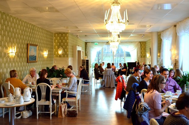 Museikafeet där det sitter fullt med folk runt borden.