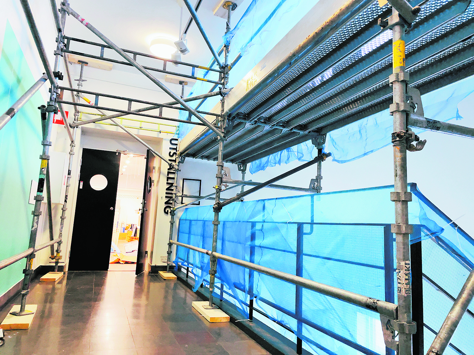 Byggställningar i trapphuset på museet.