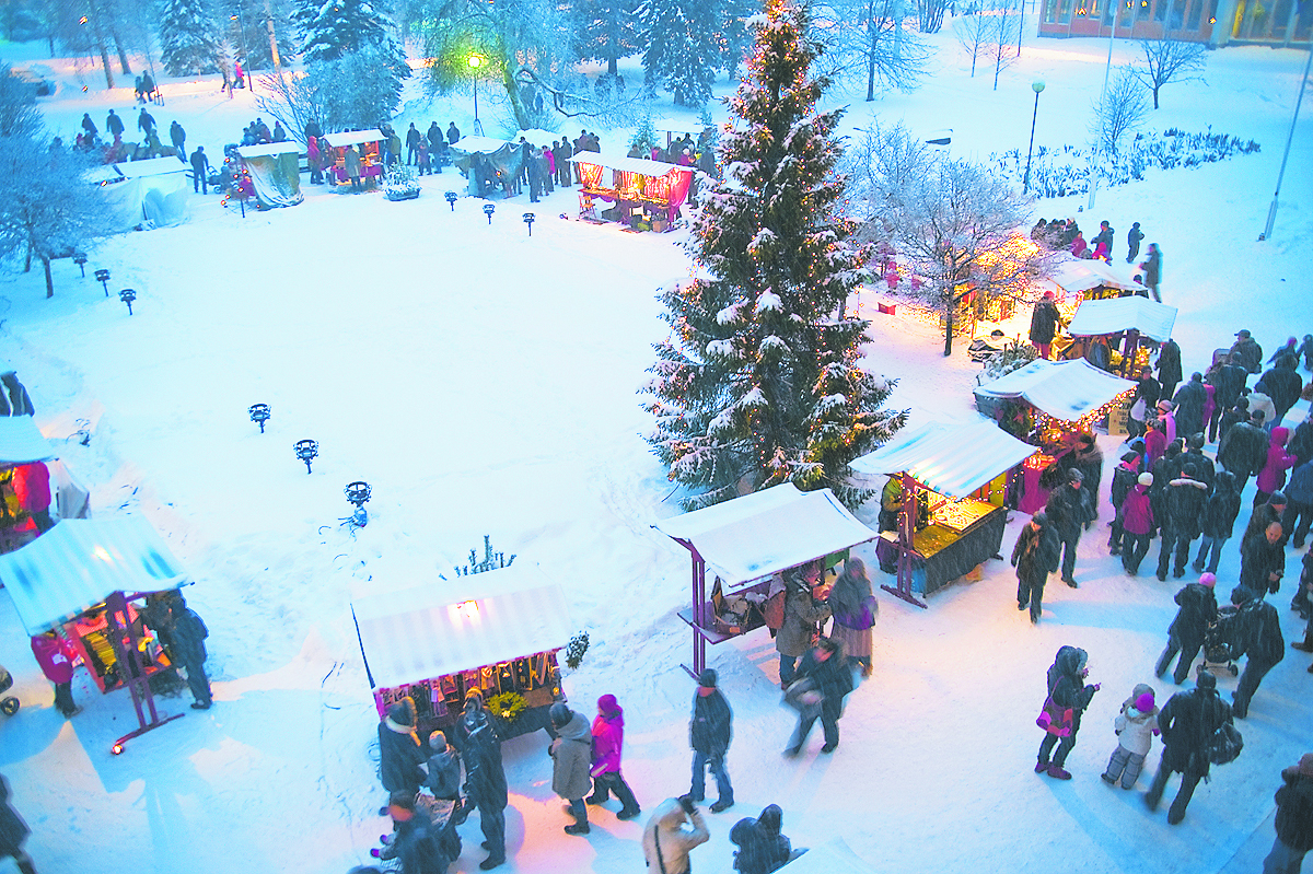 Vintervy över julmarknad i museiparken